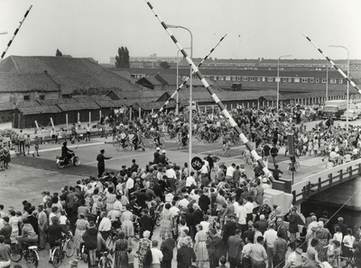 502560 Gezicht op de Zuiderbrug over de Vaartsche Rijn te Utrecht (tussen de Socrateslaan en de 't Goylaan), ...